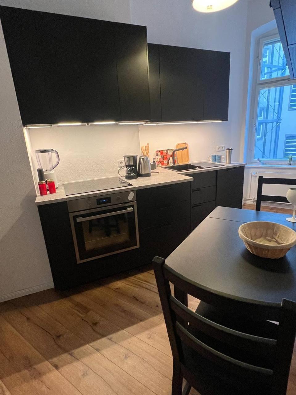 Stylish 2-Room Apartment With Balcony Next To East Side Gallery Berlin Eksteriør billede
