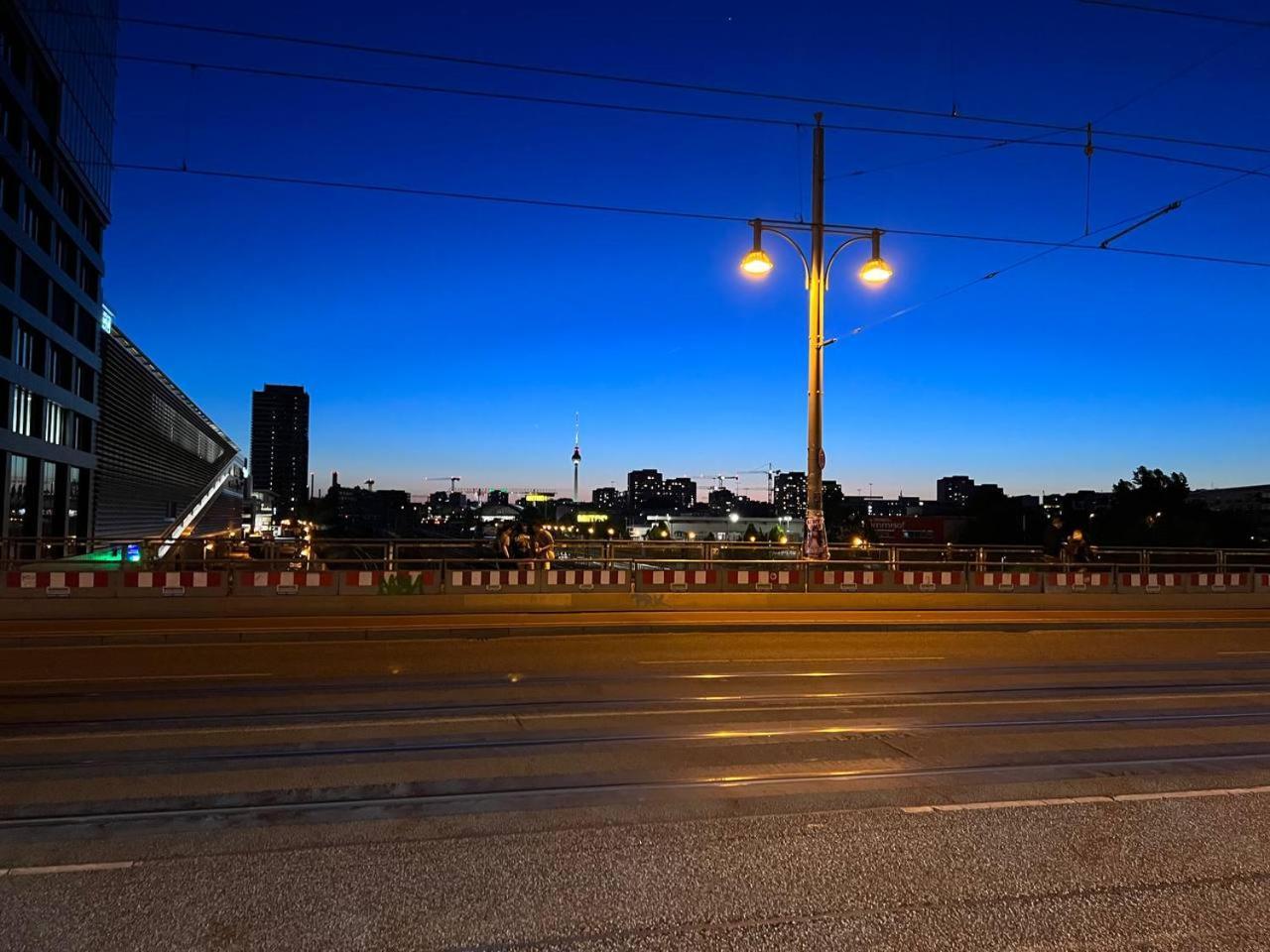 Stylish 2-Room Apartment With Balcony Next To East Side Gallery Berlin Eksteriør billede